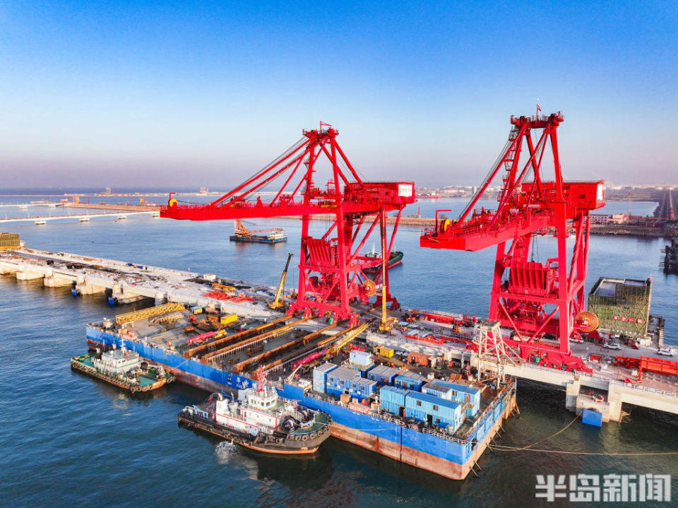 2臺卸船機成功上岸，青島港第二座40萬噸級礦石碼頭預計今年下半年投用